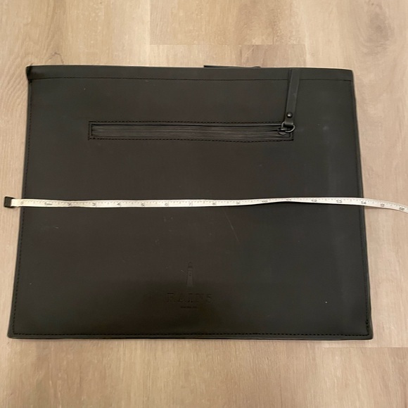 RAINS laptop sleeve with zipper closure - Picture 8 of 10